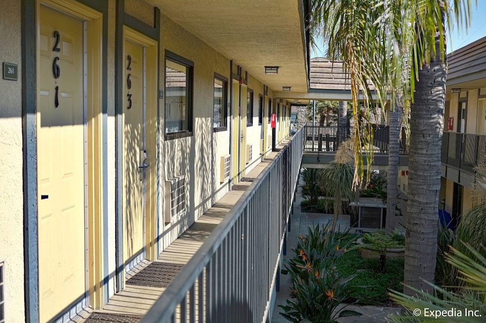 Lemon Heights Inn 8/58
