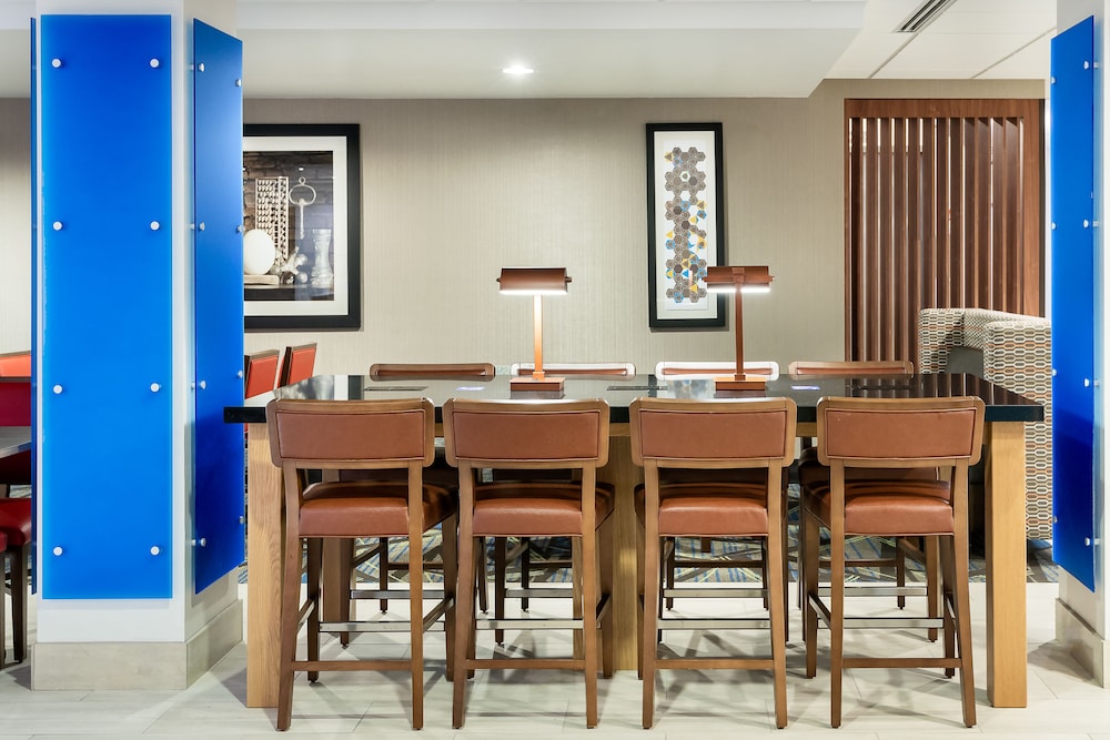 Holiday Inn Express Hotel & Suites Daphne 50/74
