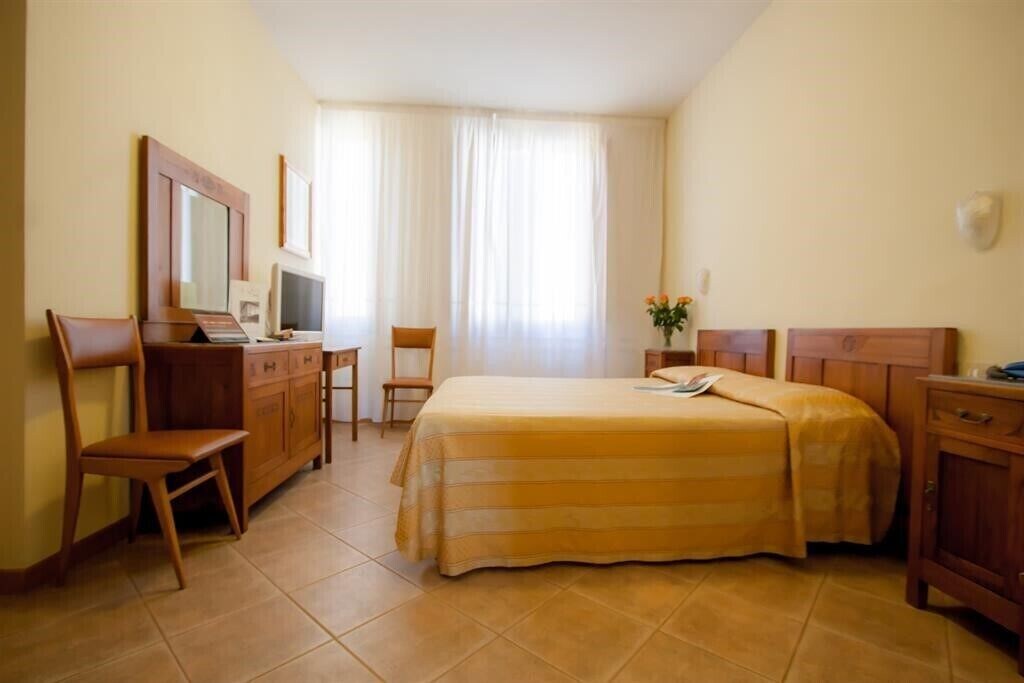 ROOM, DOUBLE BED