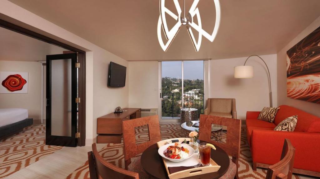 Suite, King Bed, City View