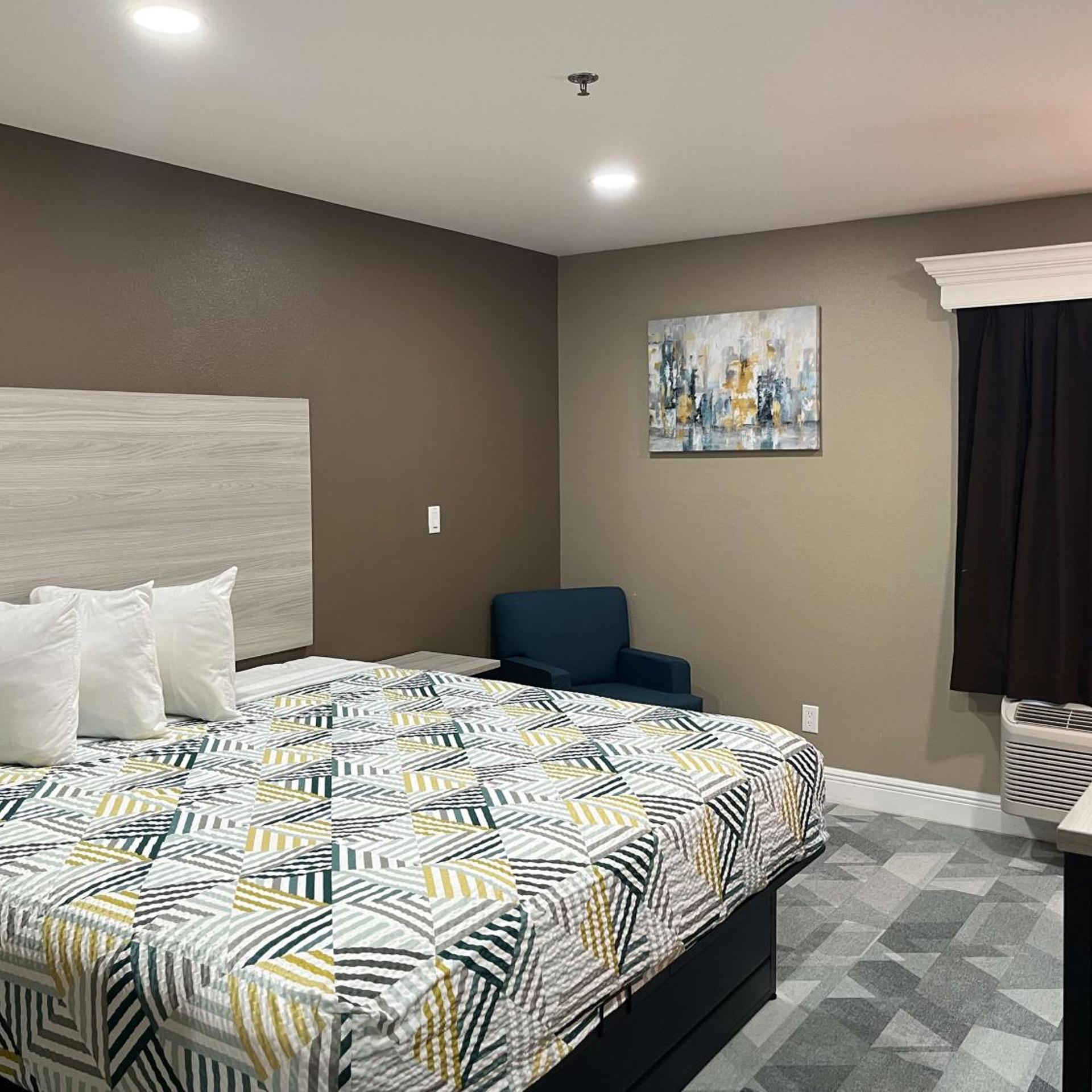 1 King Bed - Mob Acc RI Shwr Nsmk Micfridg