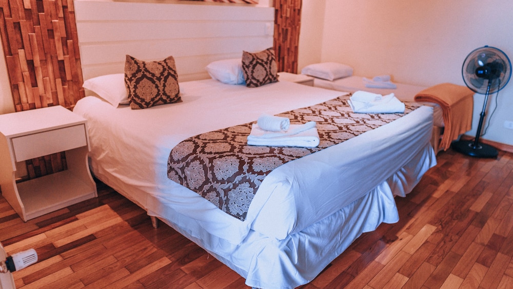 Chris Park Hotel 34/74