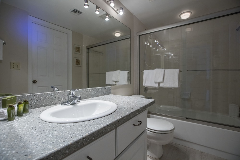 Ocean Pointe Suites Hotel 15/38