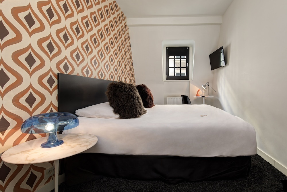 ROOM, SMALL