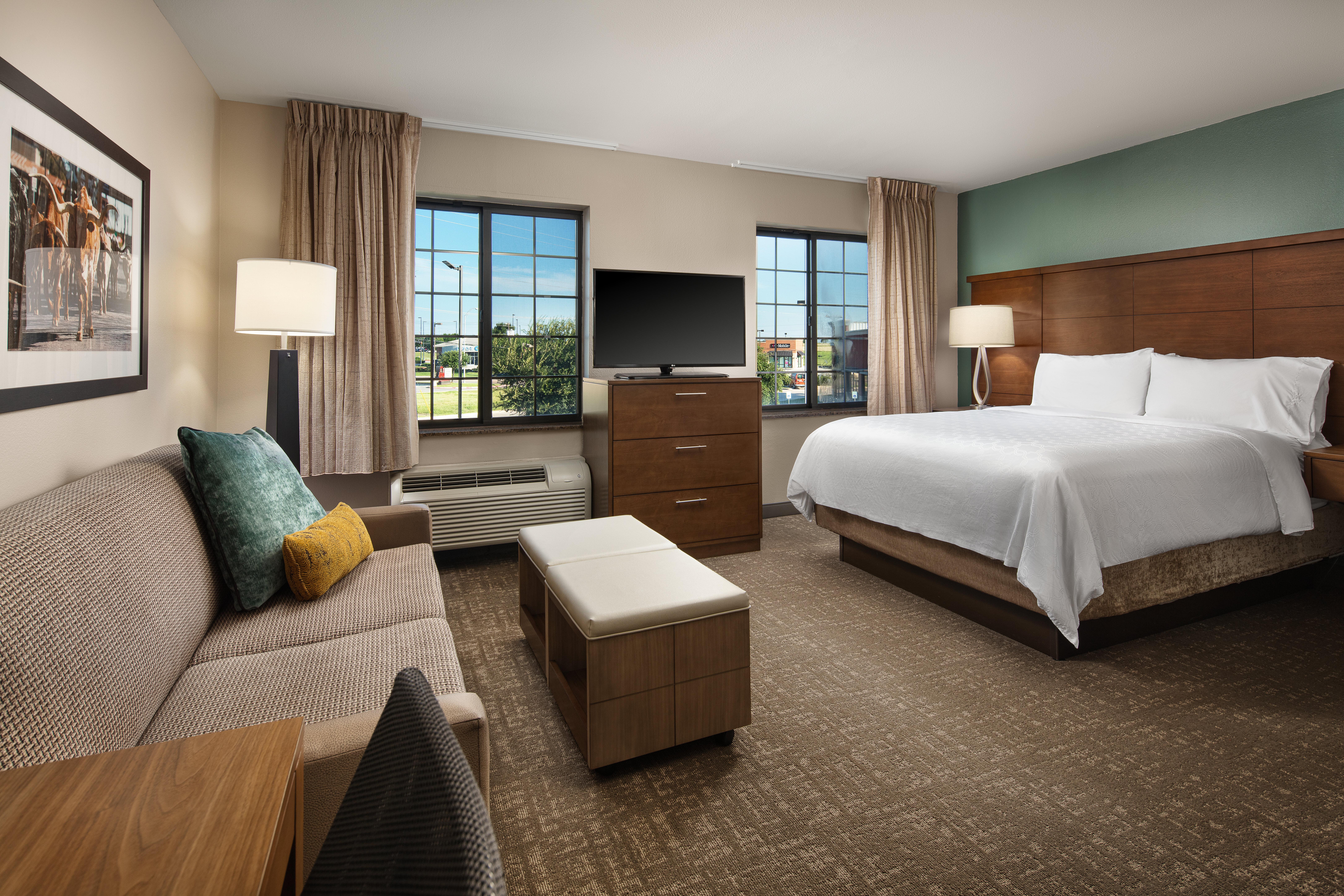 Studio, Queen Bed, Accessible
