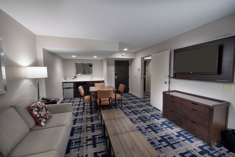 Four Points by Sheraton Charlotte - Lake Norman 24/42
