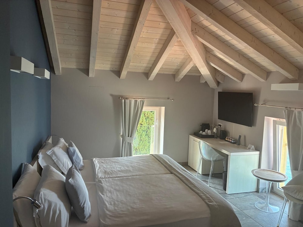جناح عائلي بريستيج بفراش فوتون وسريرين مزدوجين بإطلالة على البحيرة، Relais Villa Porta 6/9
