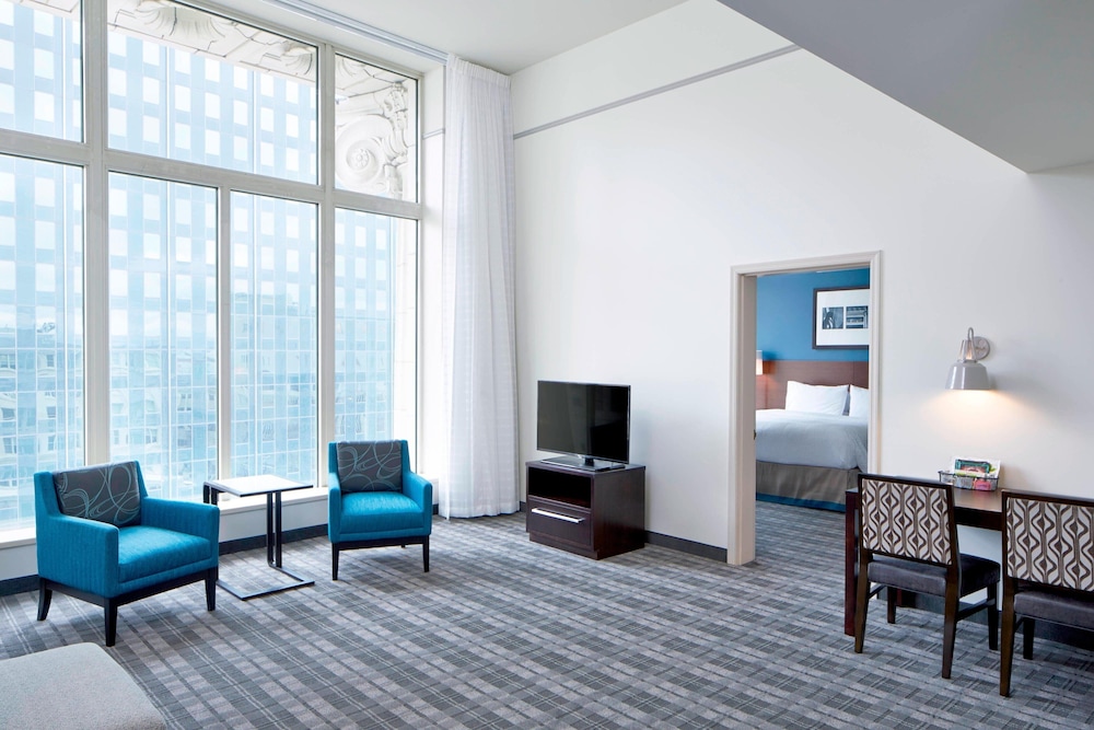 Residence Inn Milwaukee Downtown by Marriott 32/54
