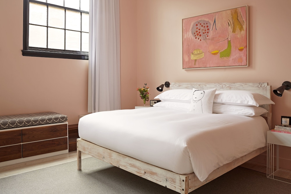 Quirk Hotel 27/85