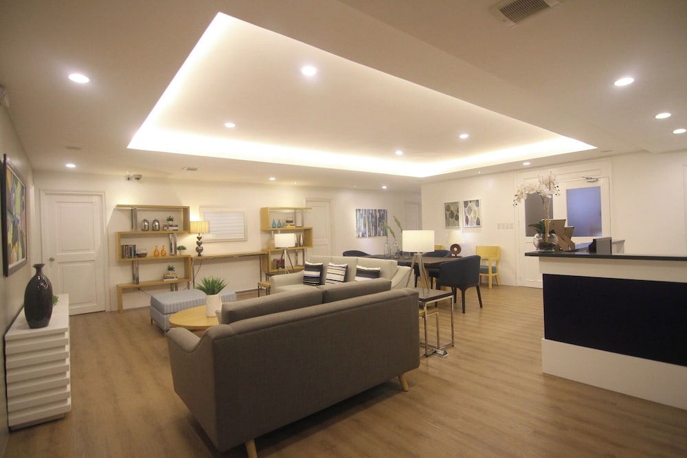 Bryan Condominium Suites 6/66