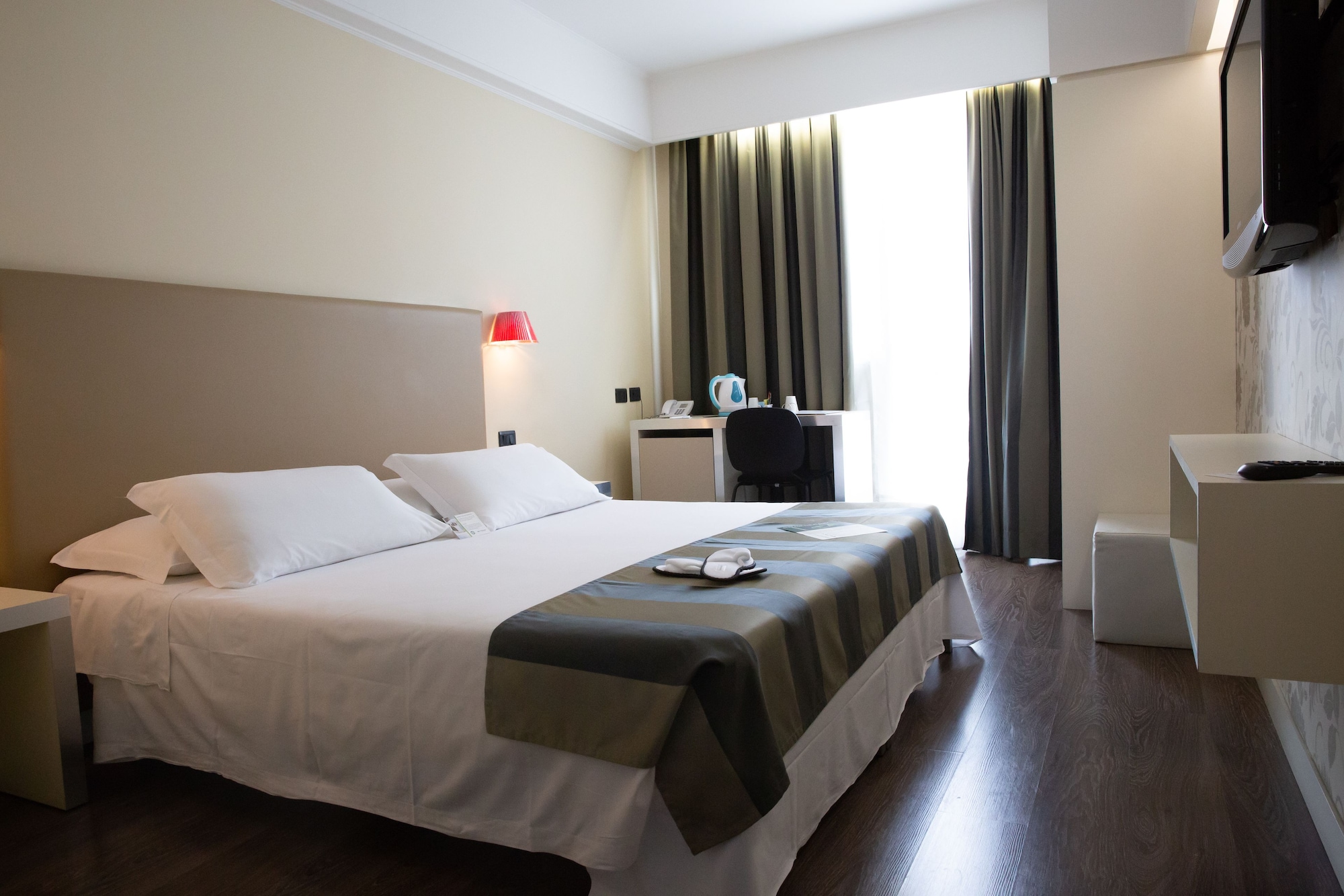ROOM, SINGLE