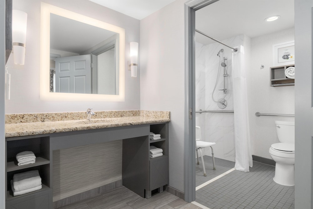 2 Bedrooms, Premier, Suite, 1 King and 2 Queen Beds, 2 Bathrooms, Sofa, Accessible، Homewood Suites By Hilton Williamsburg 8/9