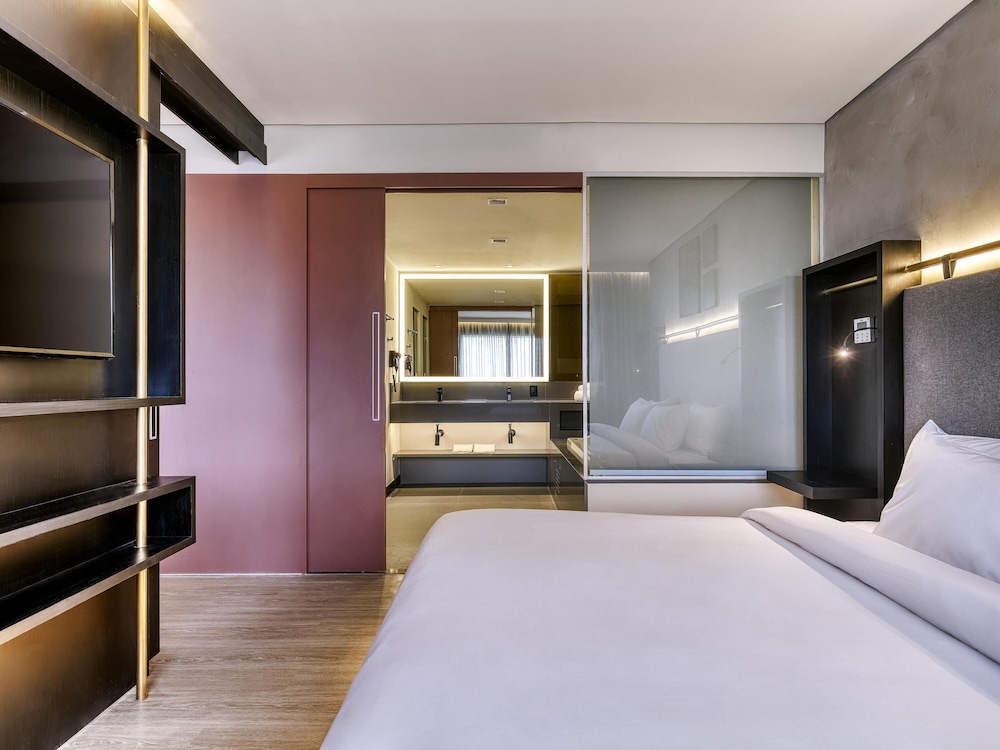 SUPERIOR, SUITE, KING BED