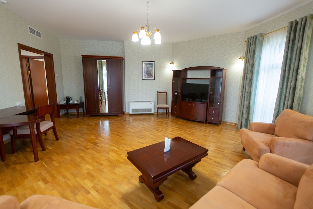 Latar Hotel Complex 42/67