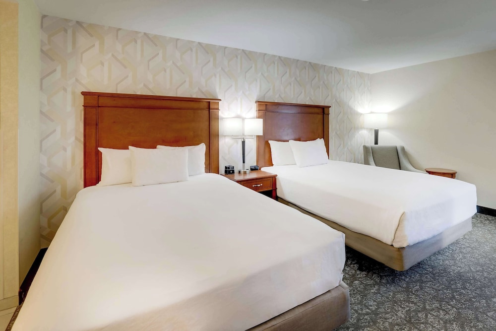 DELUXE, 2 QUEEN BEDS, BATHTUB, HIGH FLOOR, ACCESSIBLE