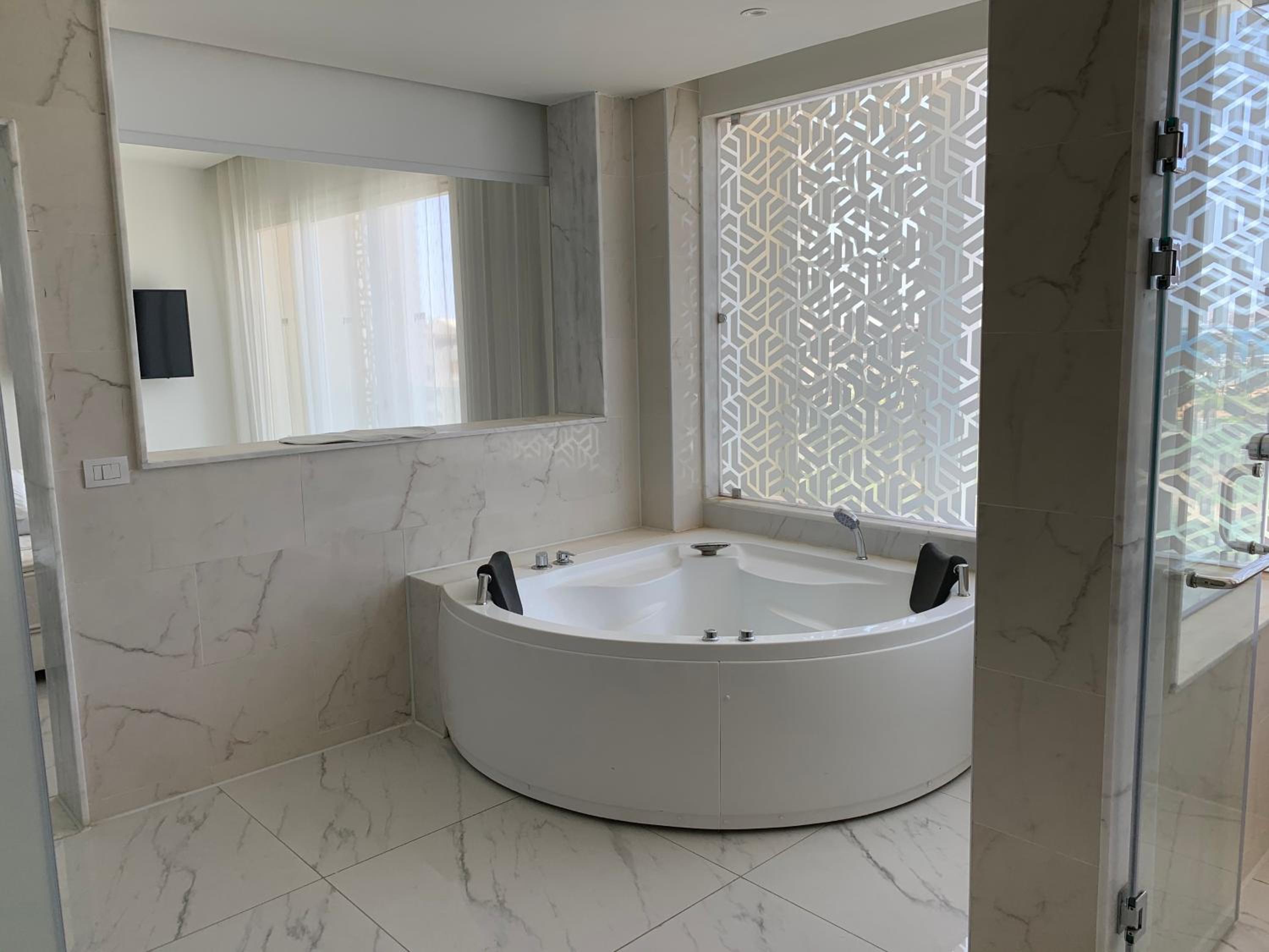 Suite, King Bed, Sky View, 2 Sofa