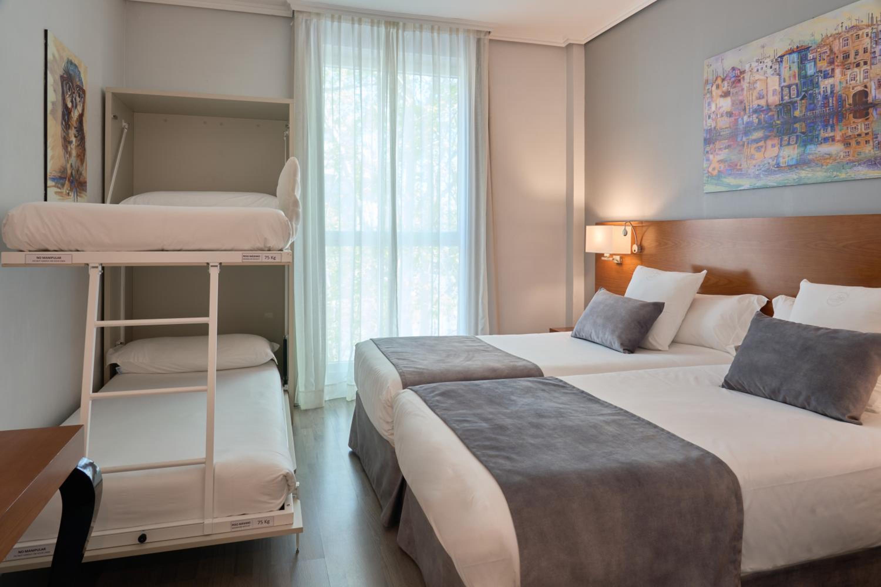Family, Twin Beds, 2 Bunk Beds
