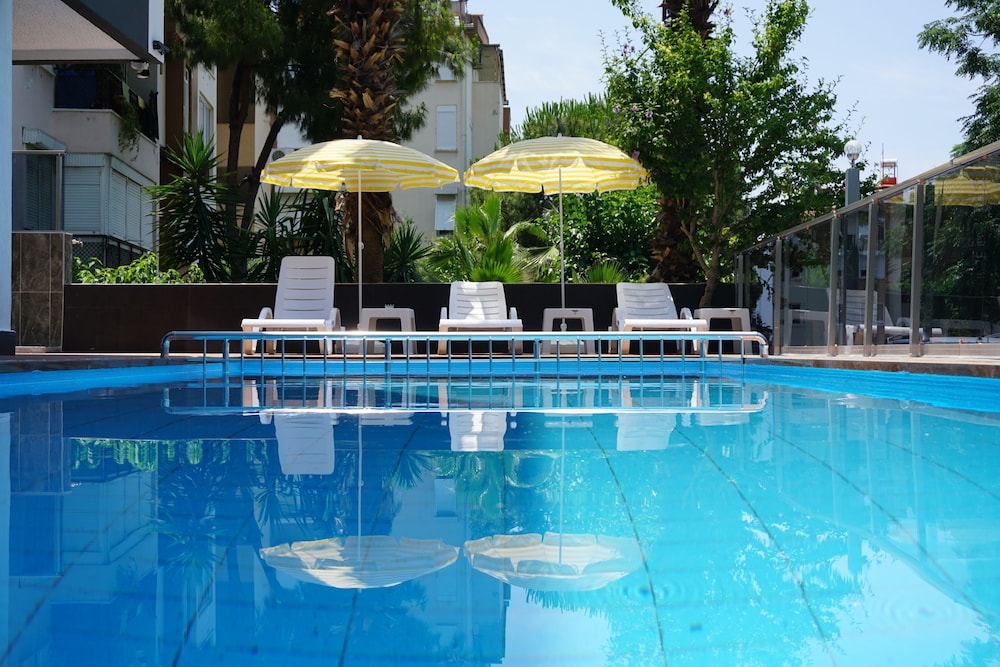 Ramona Hotel 4/45