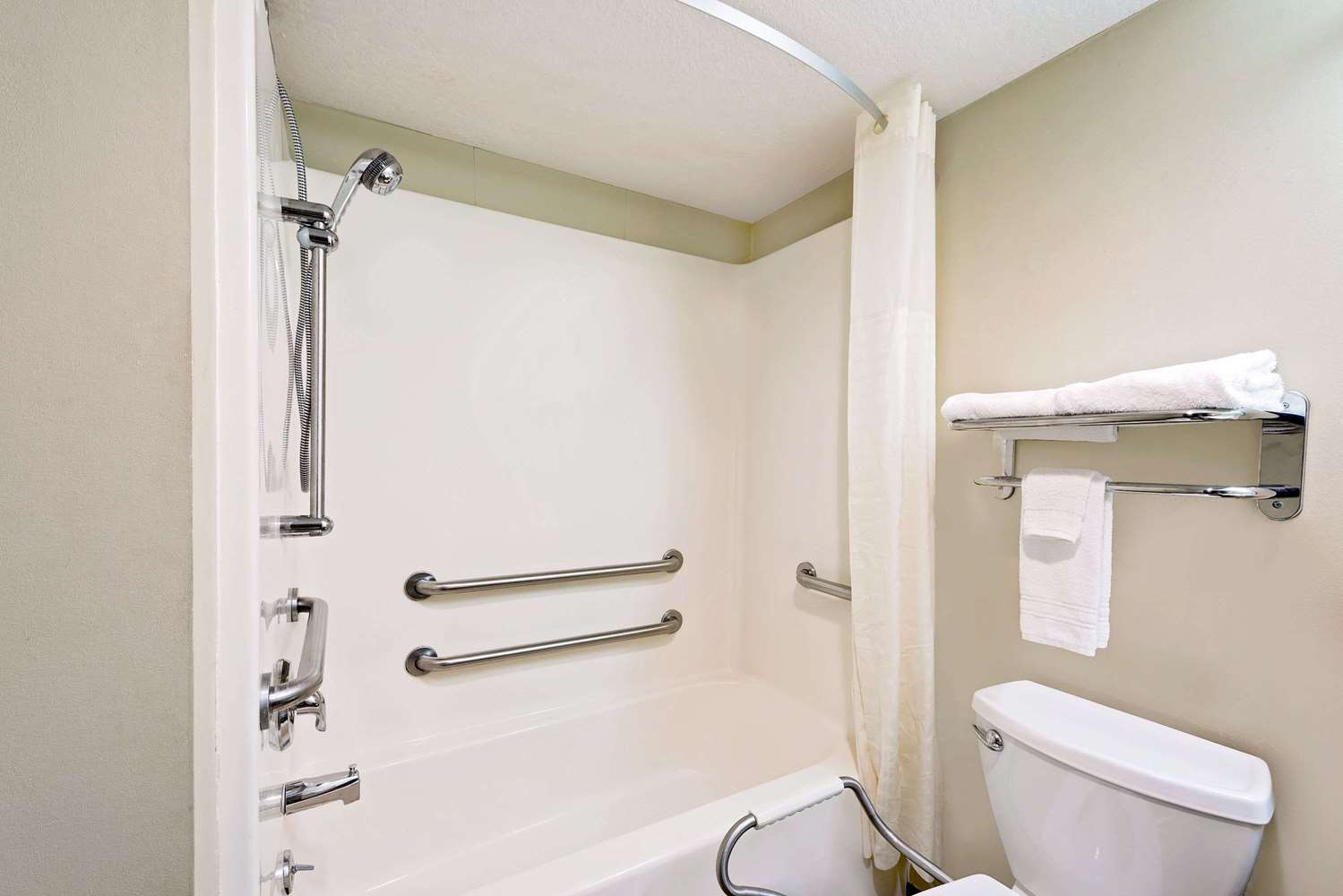 Days Inn By Wyndham Boonville 21/21
