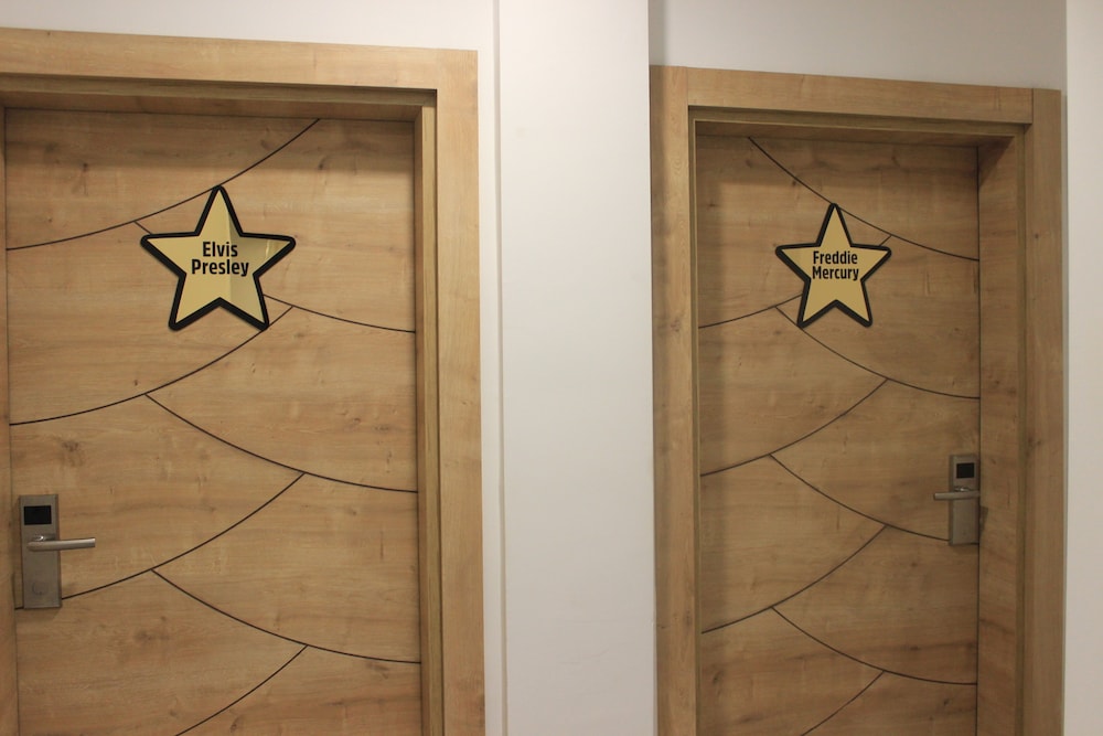 Retro Star Suites 19/38