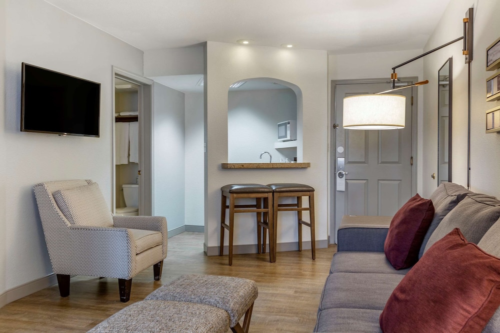 Windmill Suites Surprise - Phoenix, Ascend Hotel Collection 19/37