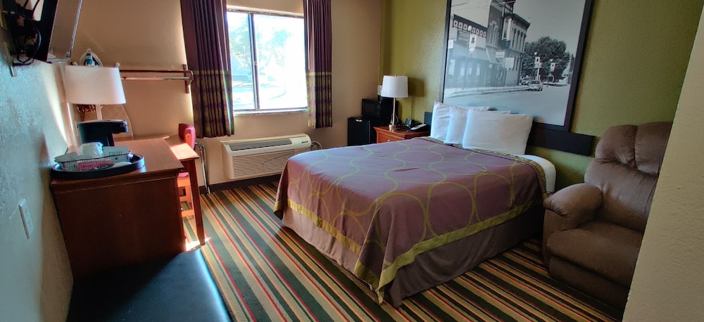 Super 8 By Wyndham Champaign 28/52