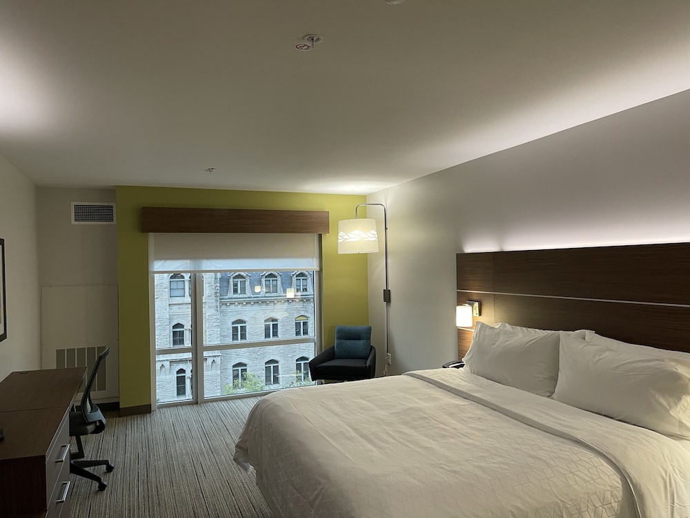 Holiday Inn Express & Suites Lincoln Downtown 28/55