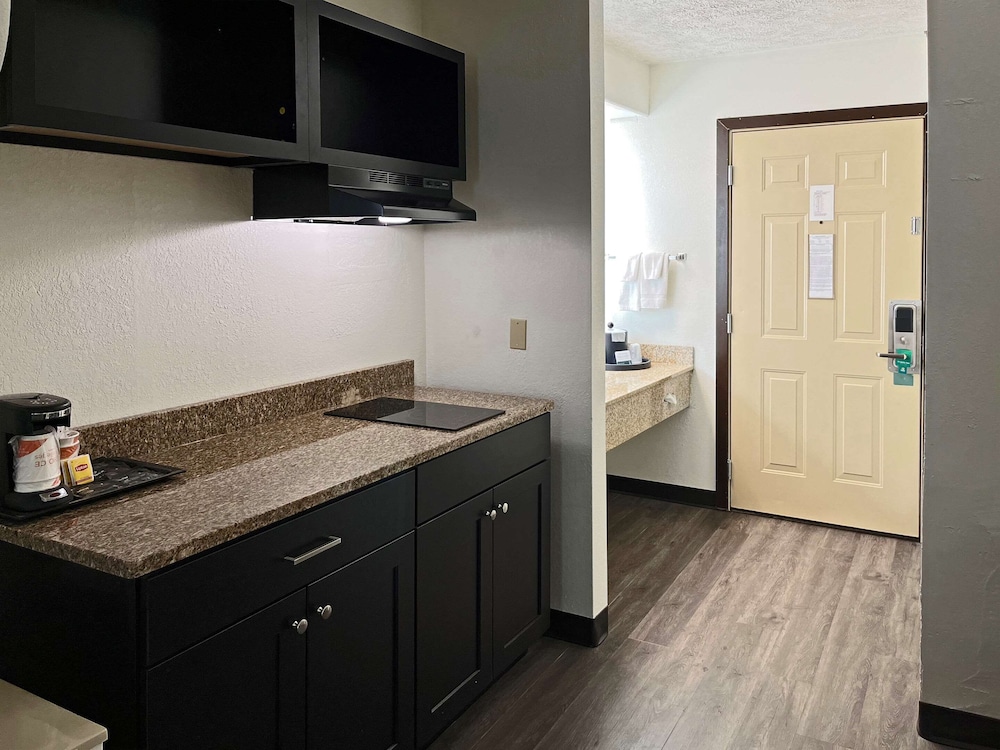 Quality Inn Traverse City 8/63
