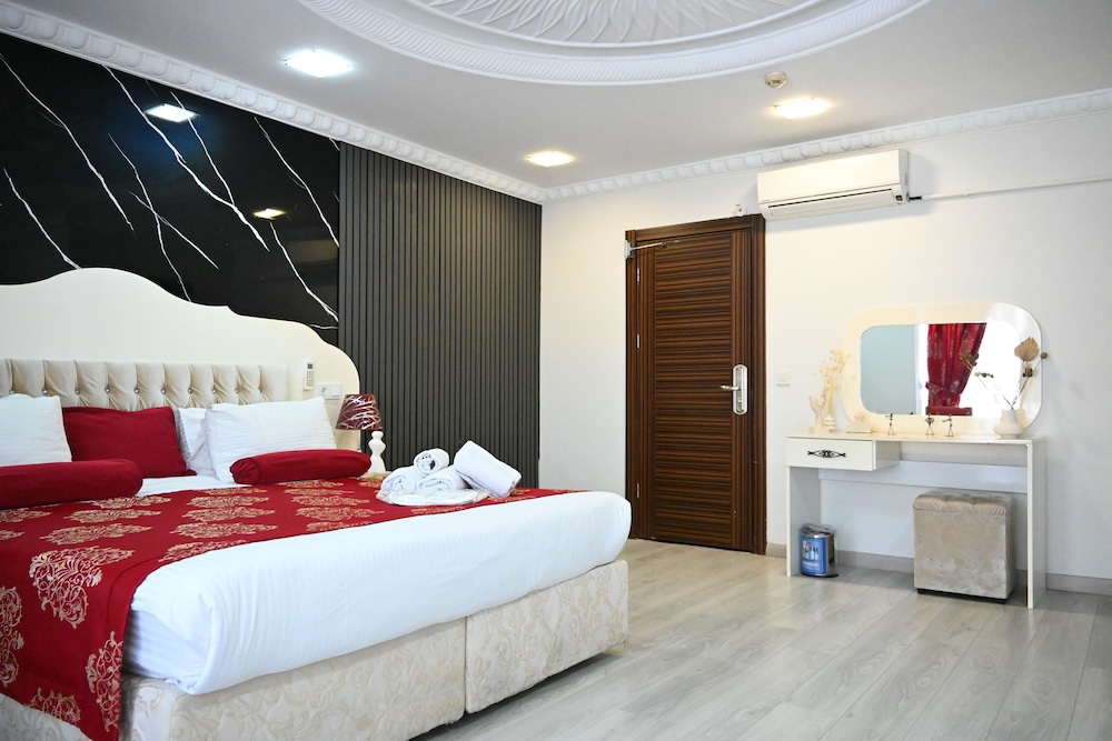 DELUXE, STUDIO, SUITE