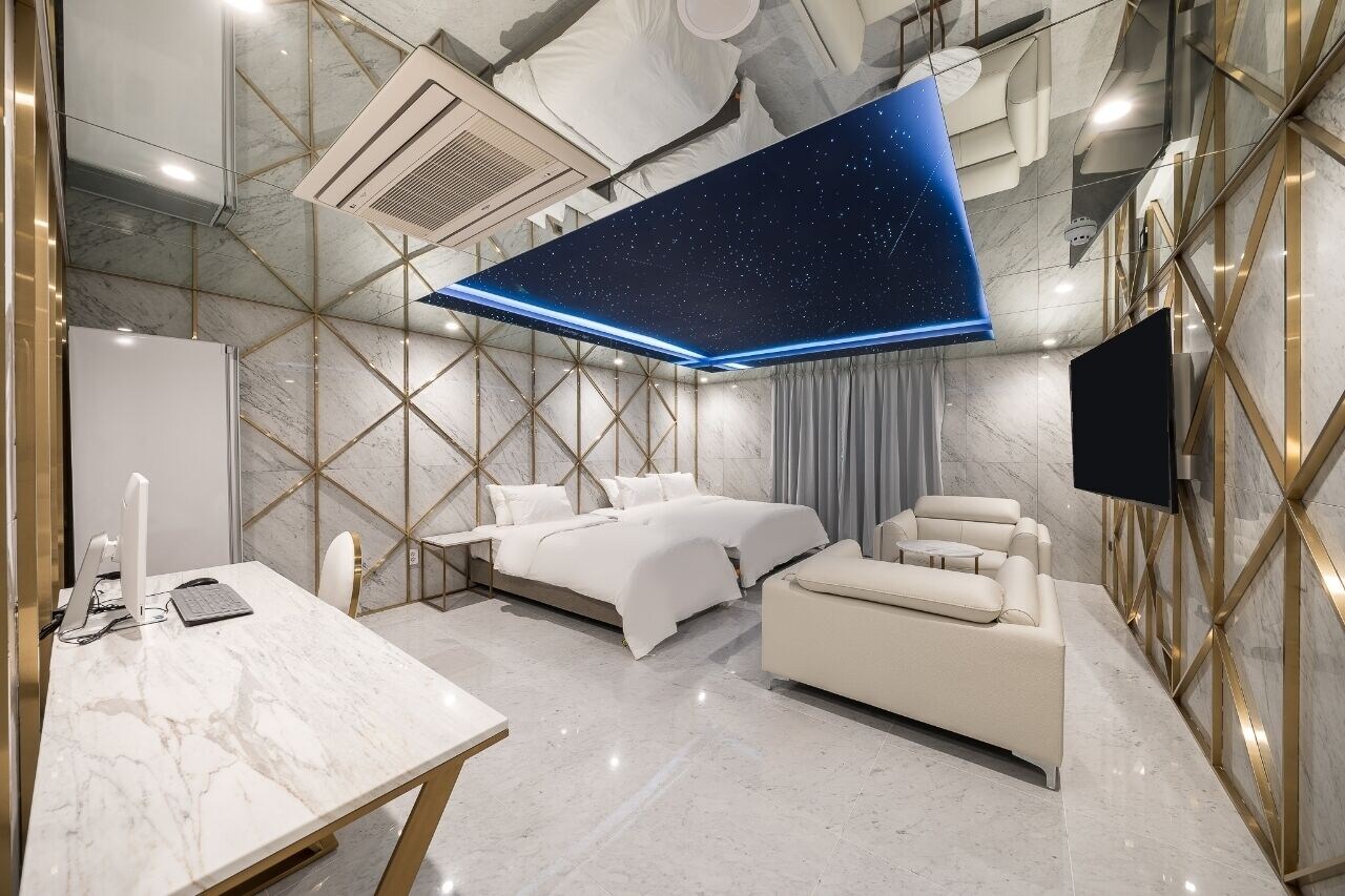 ROYAL, SUITE