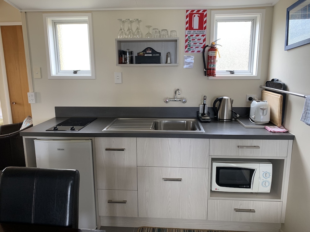 MANAPOURI LAKEVIEW MOTOR INN 54/69