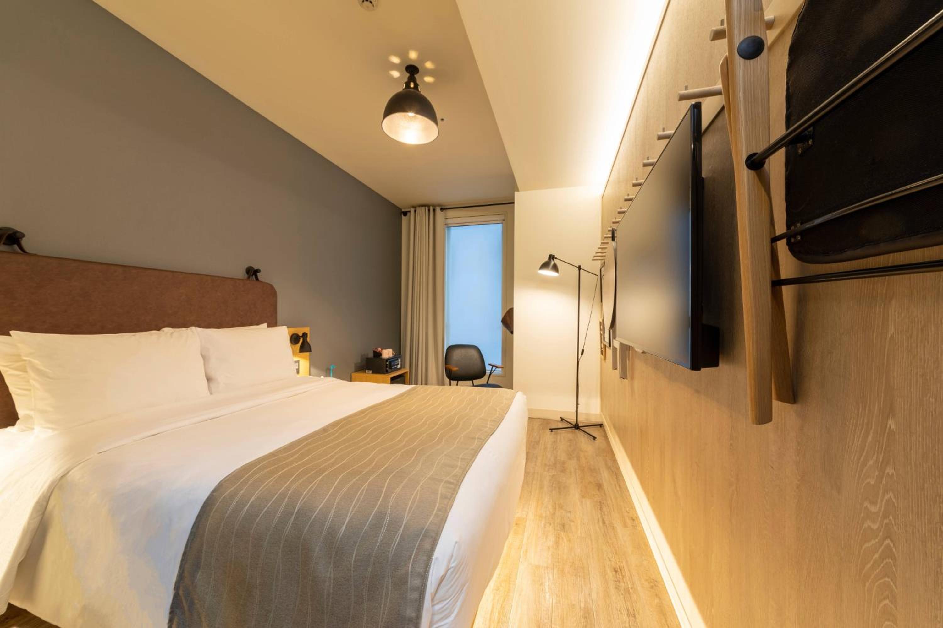 Moxy, Queen Bed