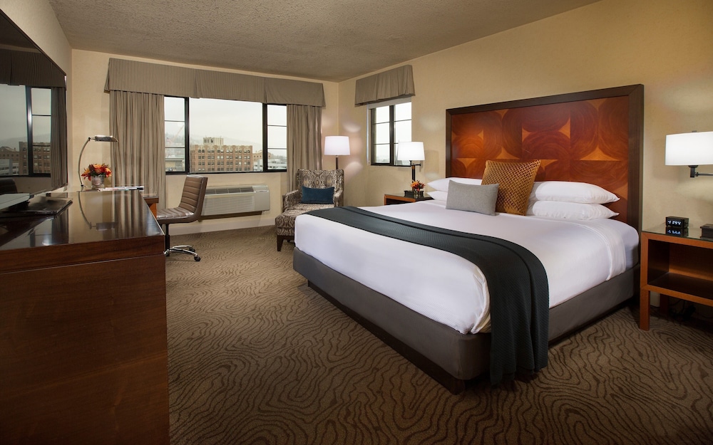 SUITE, KING BED, CITY VIEW