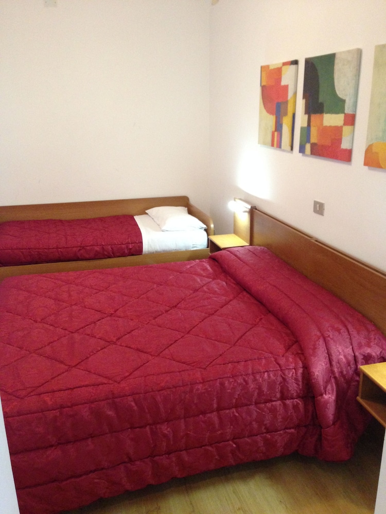 Room, Triple