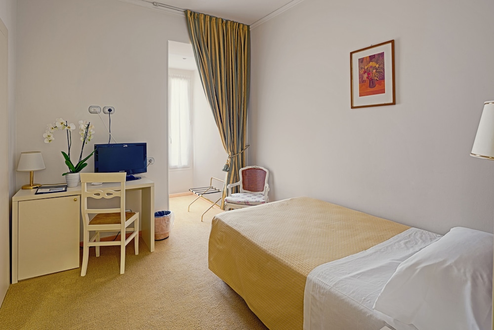 Hotel Paradiso 25/78