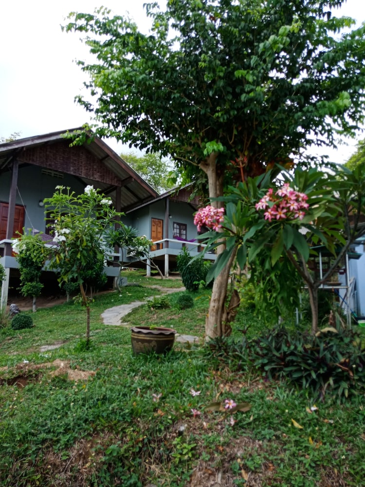 Phupha Bungalow 41/48