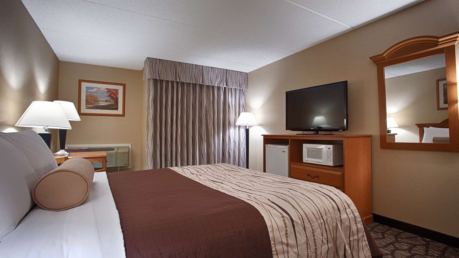 غرفة بسرير كينج يُسمح فيها بالحيوانات الأليفة، Best Western Clifton Park 2/4
