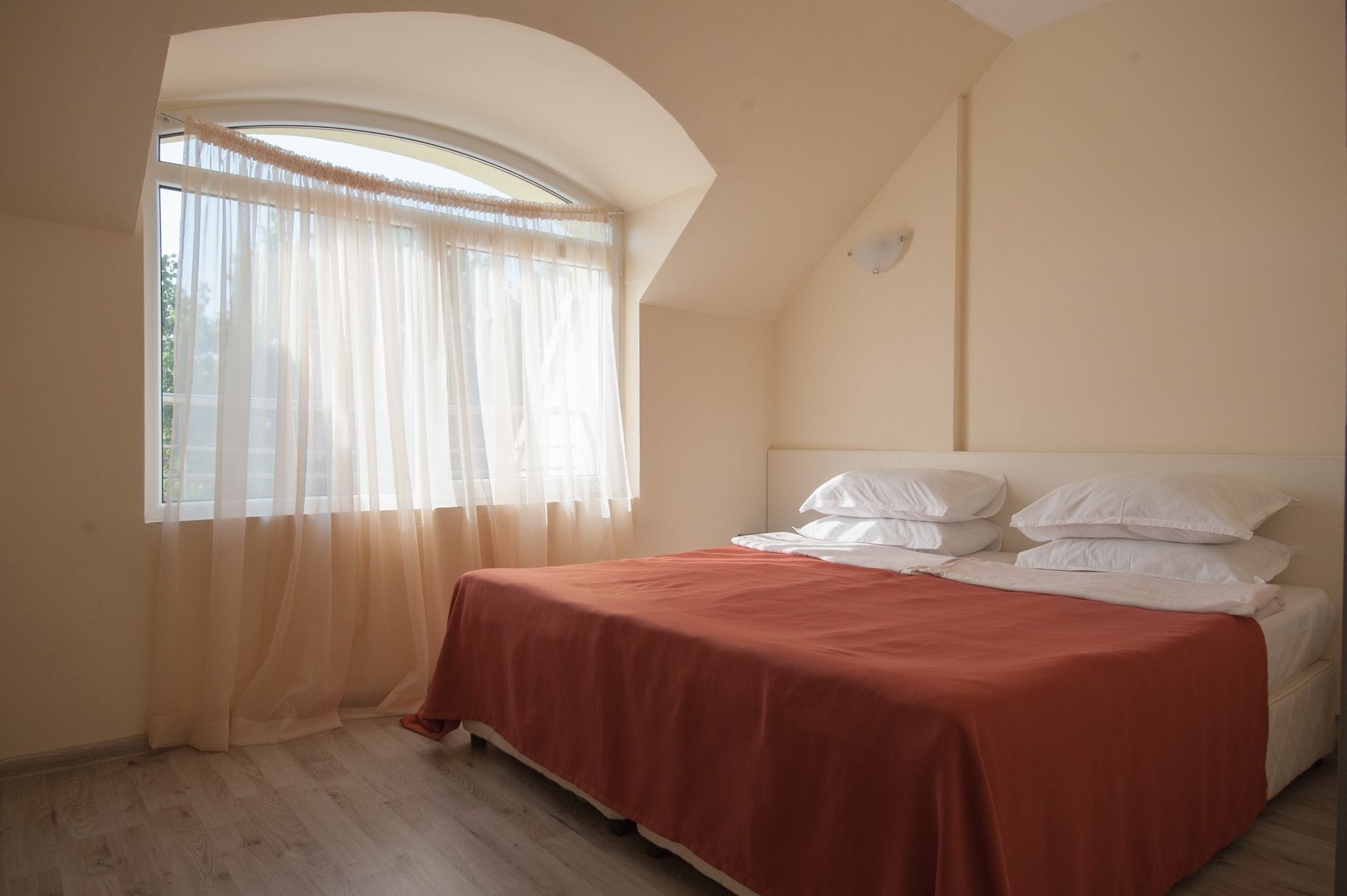 شقة أساسية بسرير مزدوج بشرفة بغرفة نوم واحدة، Mariner's Suites 2/5