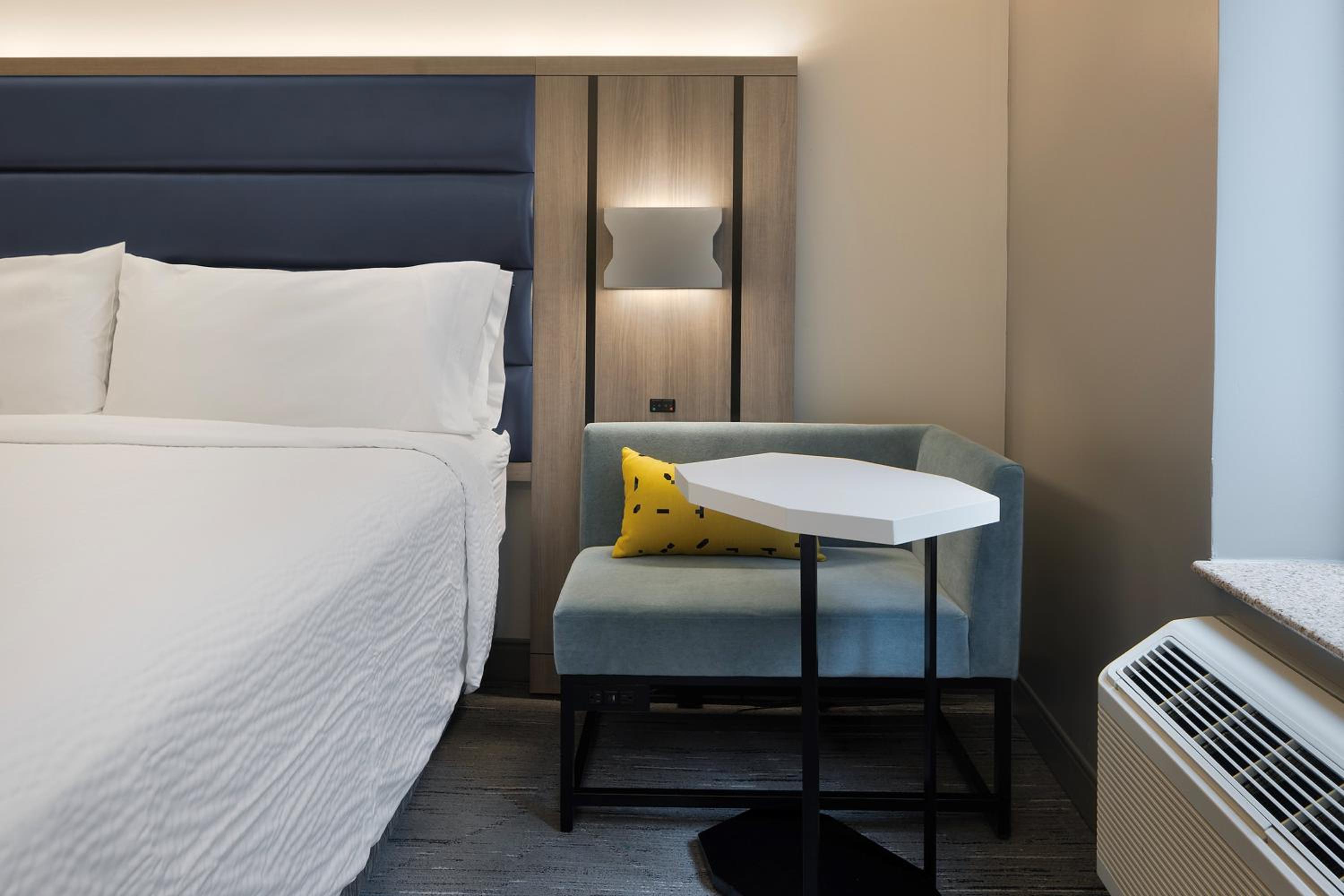 Room, King Bed, Hot Tub, Holiday Inn Express - New York City Chelsea 10/10