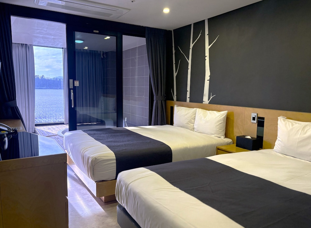 جناح فاخر بسريرين مزدوجين بإطلالة على البحر