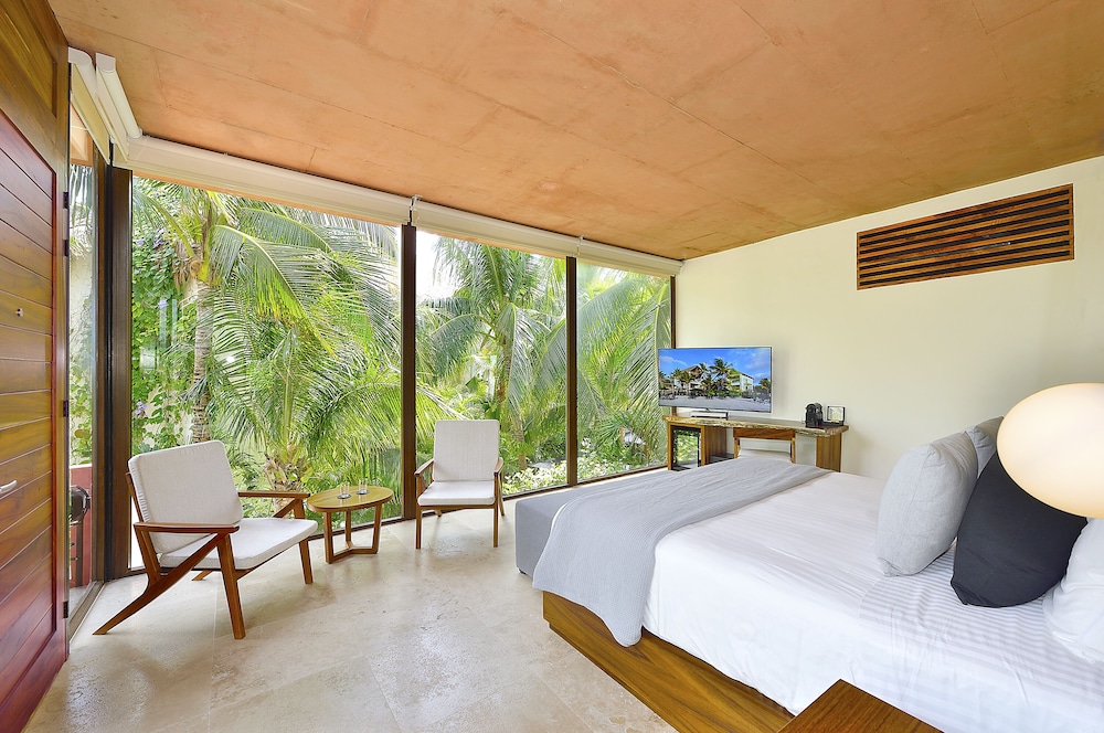 JUNIOR SUITE, PARTIAL OCEAN VIEW