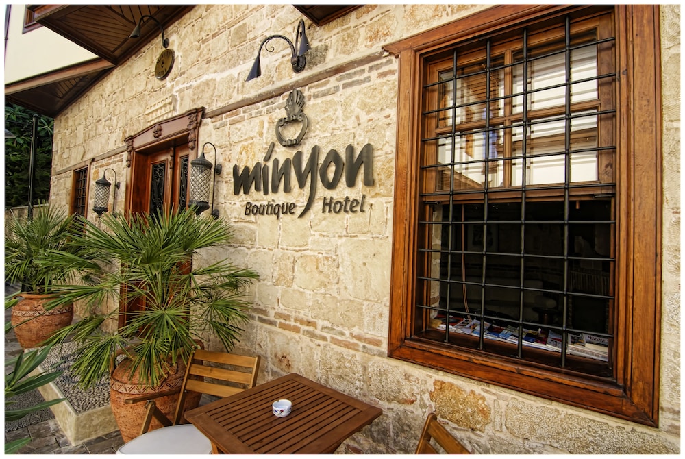 Minyon Hotel 2/74