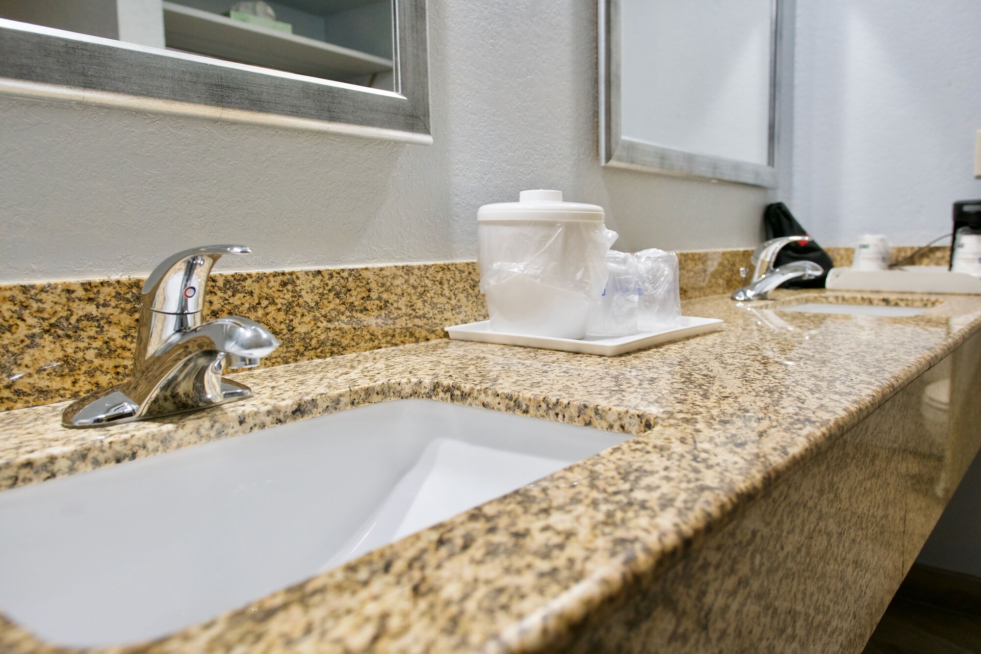 غرفة قياسية بسريرين كوين يُسمح فيها بالحيوانات الأليفة، Best Western Thunderbird Motel 7/8