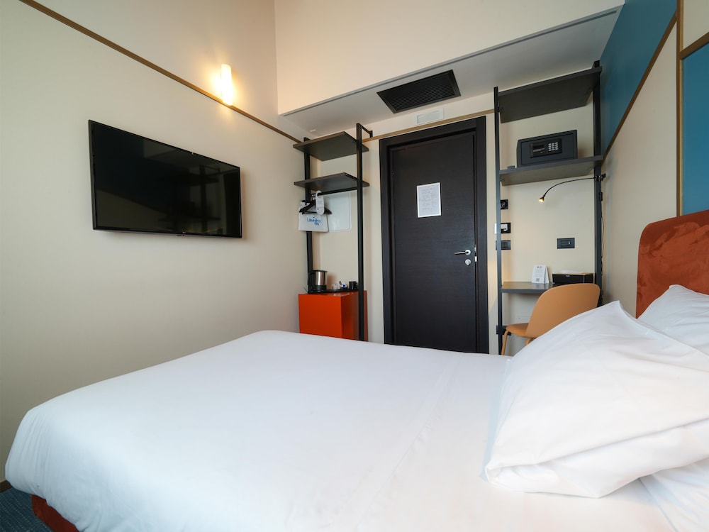 Standard, French Bed