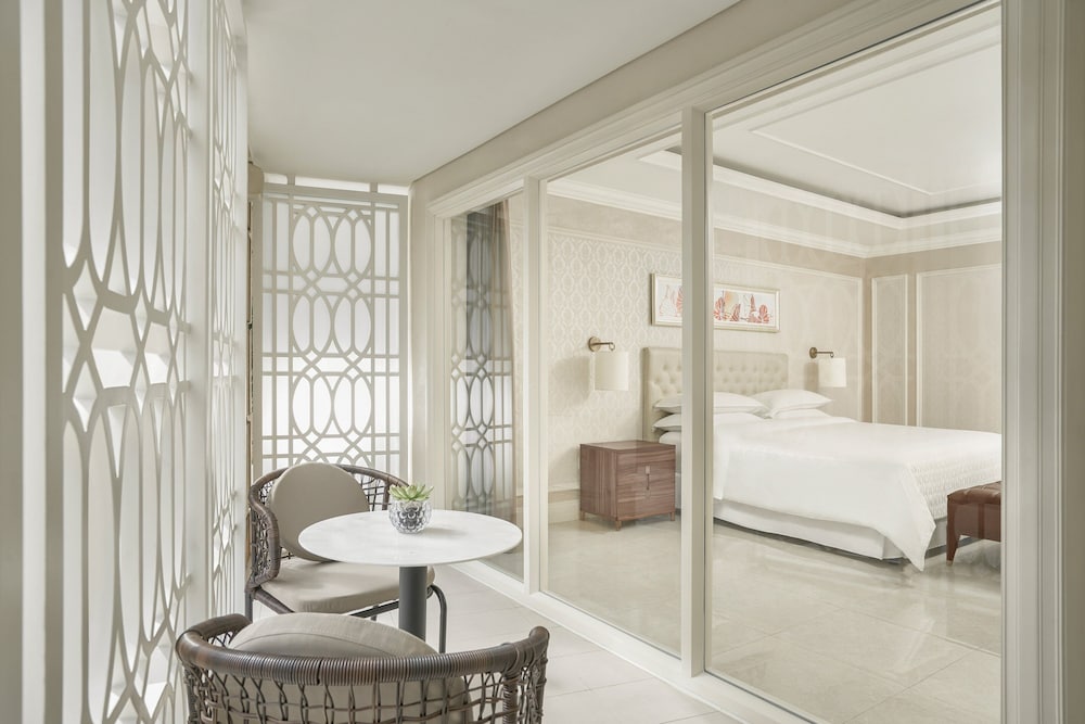 Sheraton Grand Danang Beach Resort and Spa 17/47