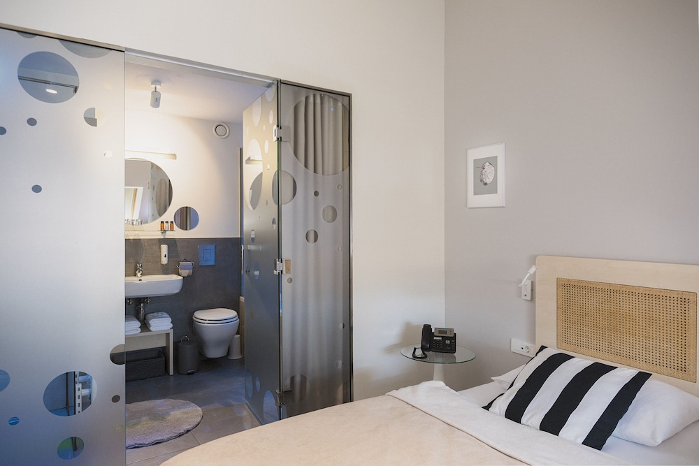ART HOTEL 24/42