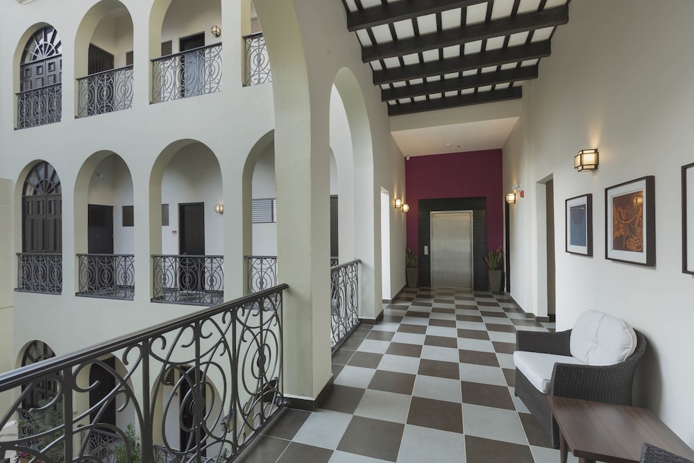 Decanter Hotel 4/47