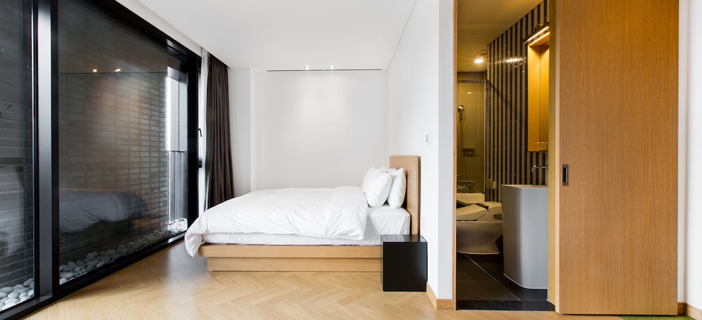 Handpicked Hotel & Collections 12/37