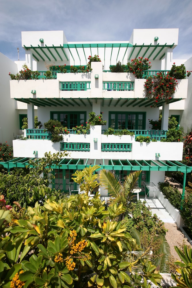 Nazaret Apartments 12/67