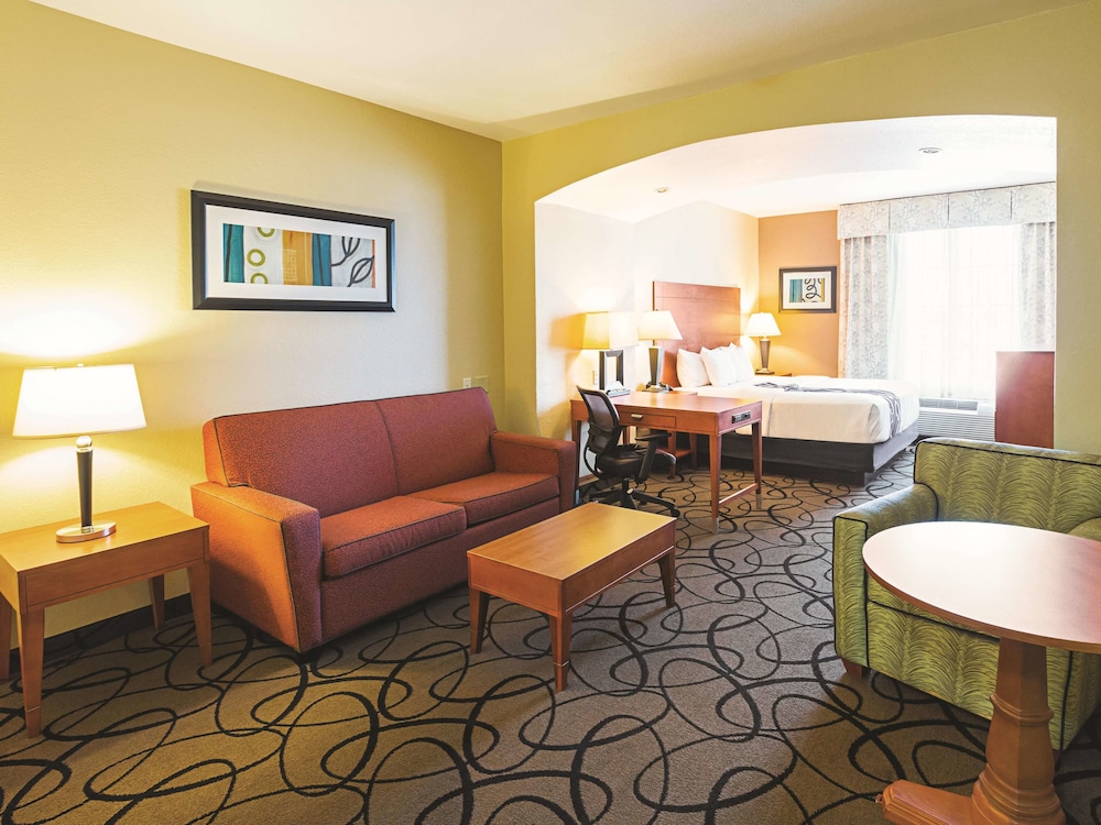 La Quinta Inn & Suites by Wyndham Ft. Worth - Forest Hill TX 27/49